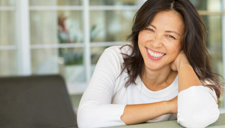 mulher feliz sorrindo sorriso felicidade 0719 1400x800 1