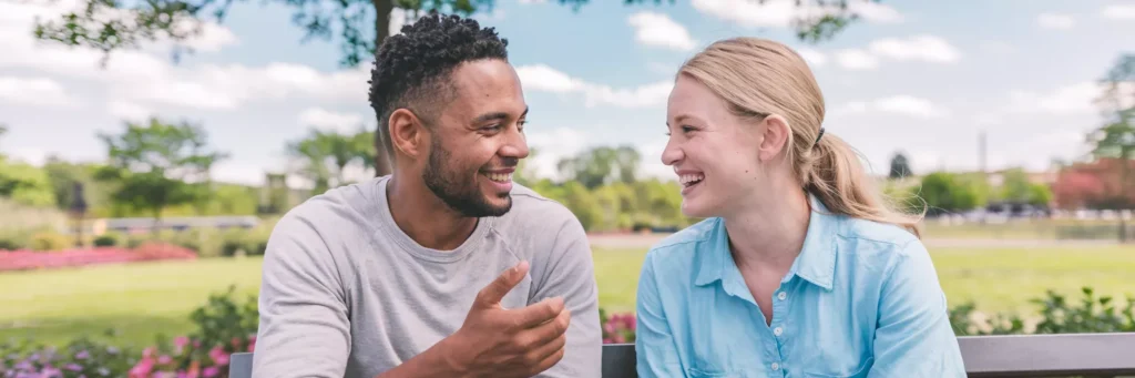 casal feliz conversando