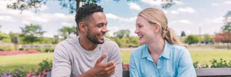 casal feliz conversando