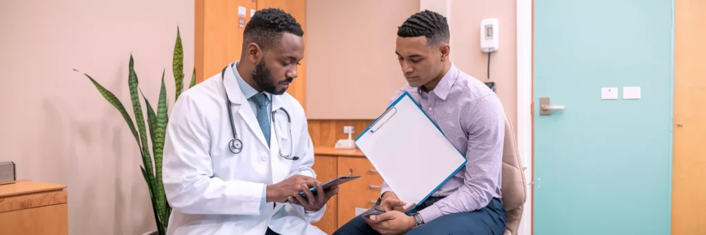 medico avaliando paciente gerovital