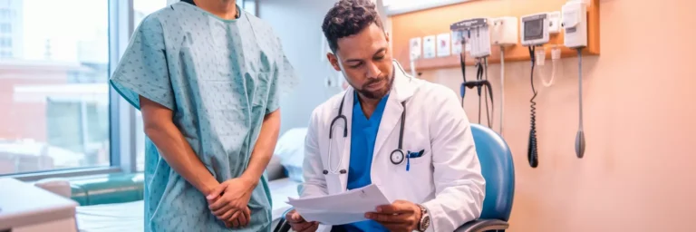 medico vendo resultados de exames